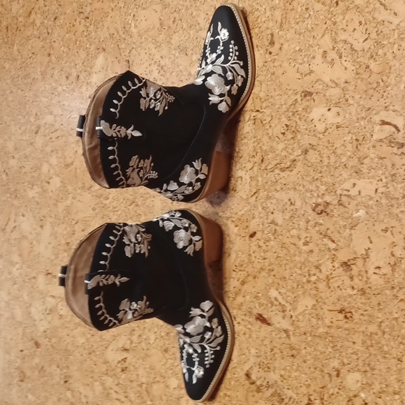 MIIM Black Vegan Leather Floral Embroidered Western Heeled Boots Size 8.5 - Picture 2 of 9